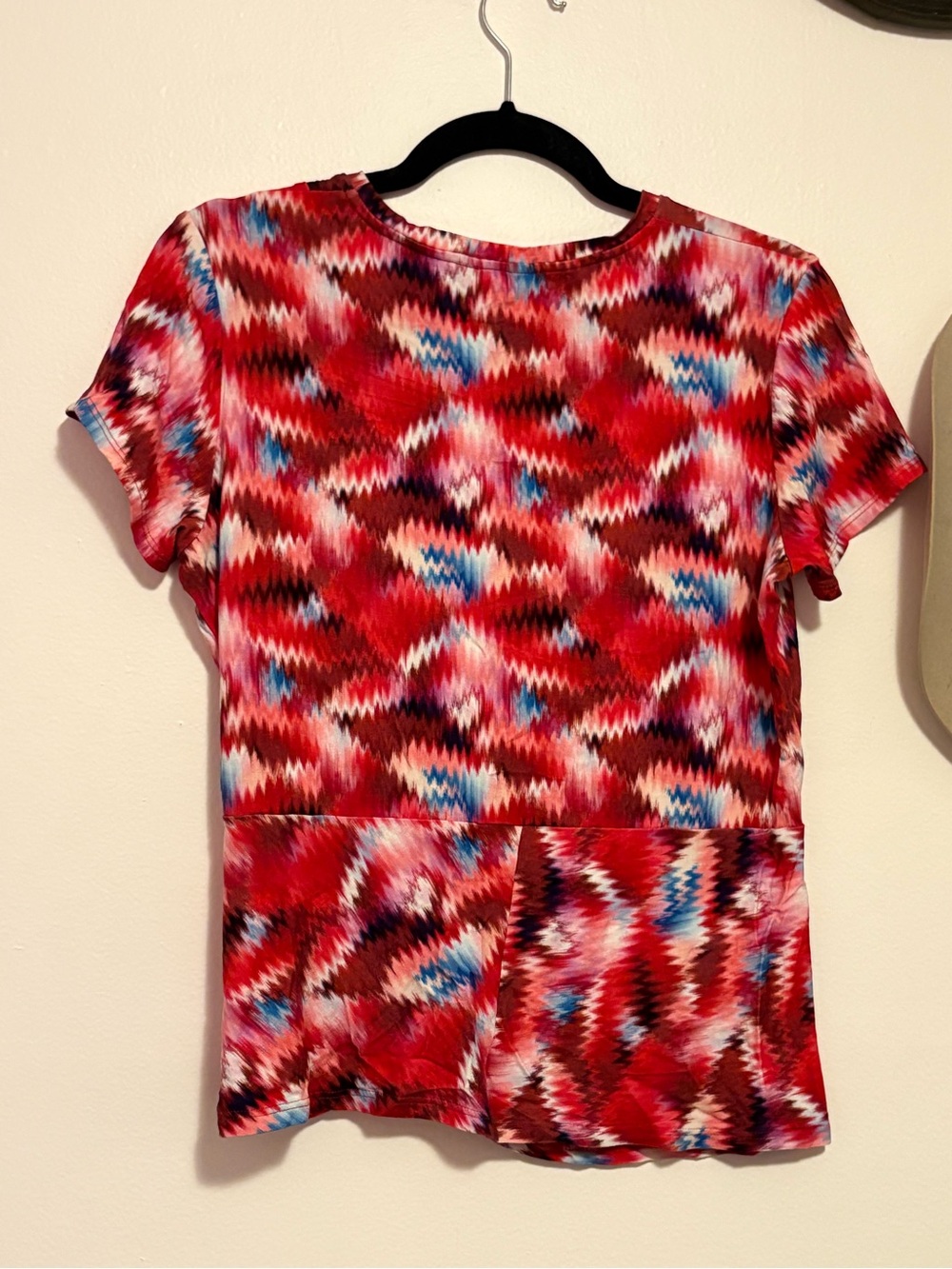 Saint + Sofia Short Sleeve Twist-Front Top - Picture 4 of 4